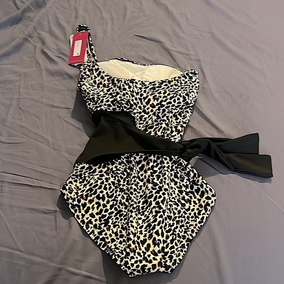 NWT VINCE CAMUTO Leopard And Black Design One Piece SwimSuit Womens Size 6 - Picture 7 of 12
